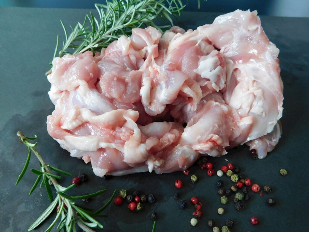 KRÓLIK MIĘSO GULASZOWE SUROWE (około 0,50 kg) – AMCIU (NA ZAMÓWIENIE)