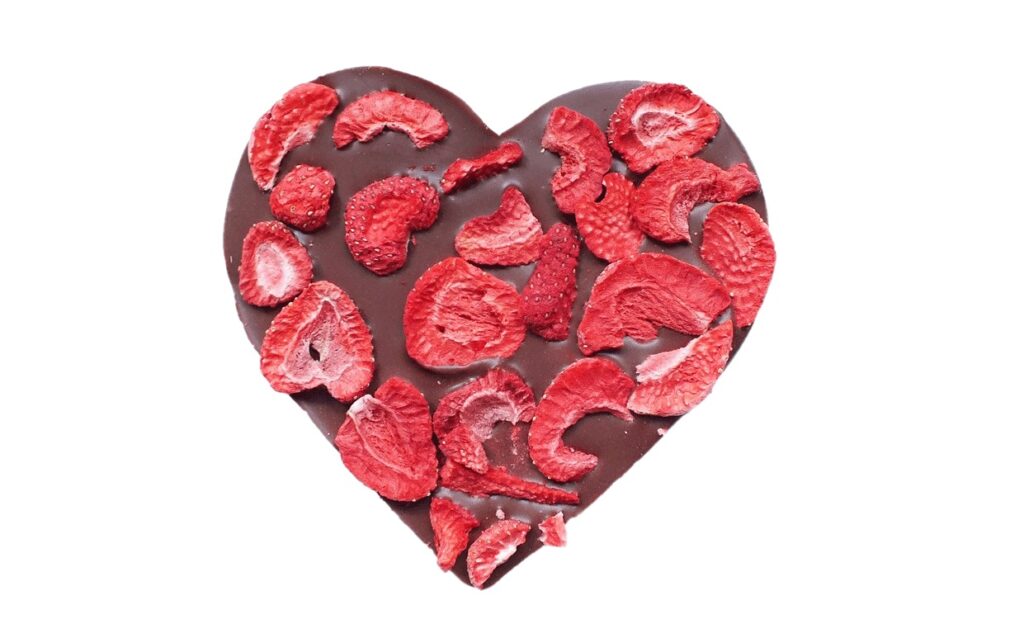 CZEKOLADA MLECZNA Z TRUSKAWKAMI W KSZTAŁCIE SERCA BEZ DODATKU CUKRÓW BEZGLUTENOWA 80 g – SANTINI